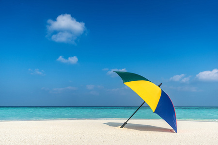 在阳光灿烂的日子，在背景中海沙滩伞