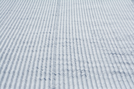 在雪上的雪地车跟踪