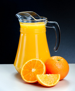 新鲜的橙汁与投手切片