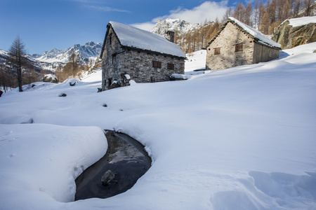 白雪皑皑的高山湖泊和村