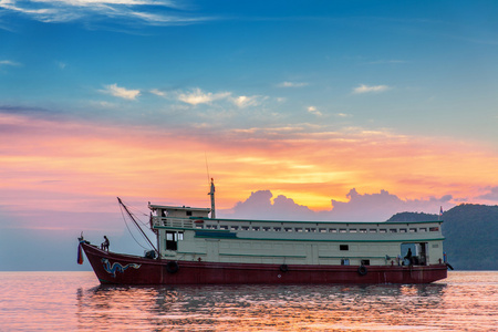 泰国的蒸汽。美丽的落日海景