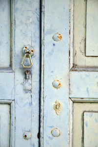 抽象交叉黄铜棕色敲门砖在维诺诺意大利