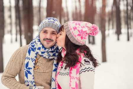 年轻夫妇爱情享受在冬季公园散步