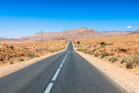 无尽的道路，在撒哈拉沙漠与蓝蓝的天空，摩洛哥非洲