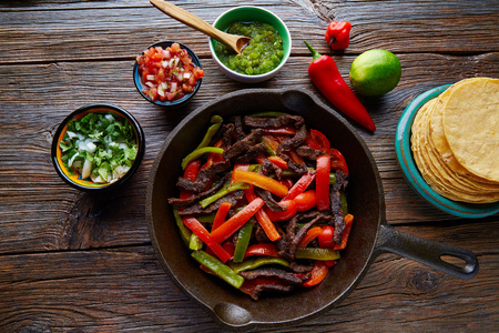 在一个平底锅和酱汁墨西哥菜牛肉 fajitas