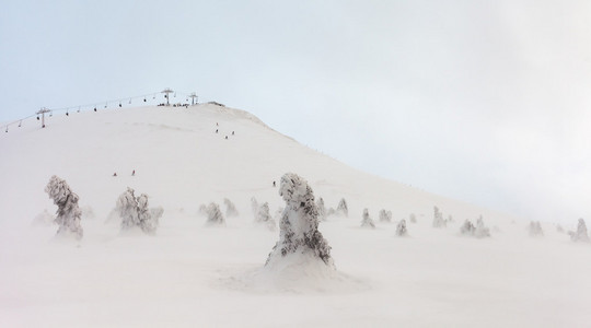 雪山。在冬天的雪下的山脉