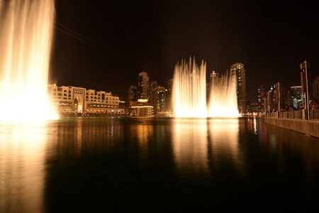 在迪拜购物中心跳舞的喷泉, 迪拜市中心, 阿拉伯联合酋长国