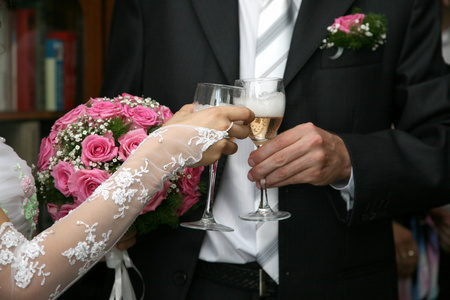 新娘和新郎抱着香槟