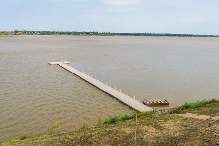 浮筏在泰国河上。孔河