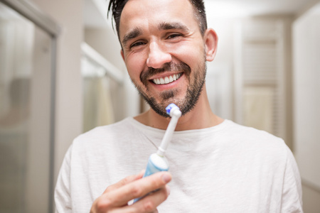 他刷牙的男人微笑着