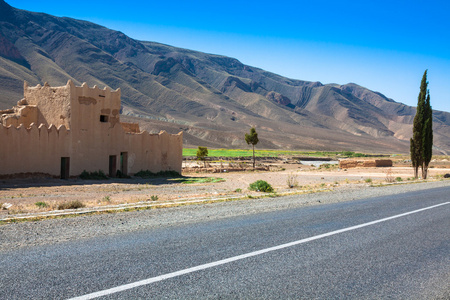 在摩洛哥的沙漠公路
