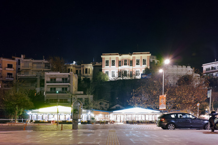 卡瓦拉小镇，希腊的老房子里的夜照片