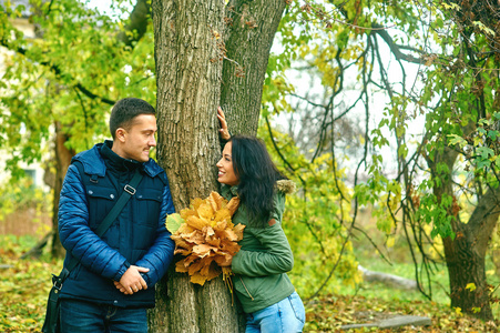 爱 关系 家庭和人的概念   微笑夫妇在片秋色的公园中拥抱