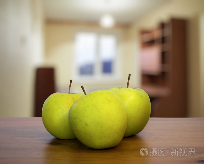三个绿色苹果在桌子上照片-正版商用图片1lwqw4-摄图