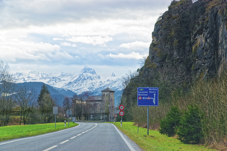 城堡和瑞士山区道路视图