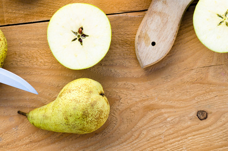 鲜甜的绿色梨，用木制的桌子上的苹果