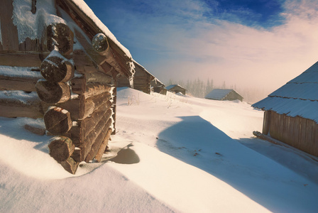 与被新鲜的雪覆盖着的乡村房子村