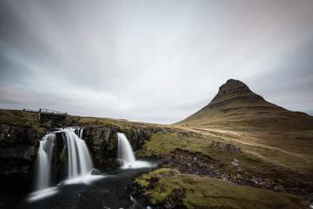 Kirkjufellsfoss 和基尔丘山