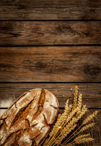 乡村面包 小麦的一张旧的老式木桌子