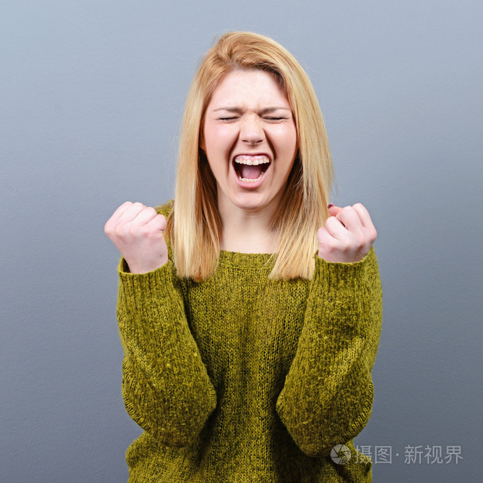 幸福的女人的肖像狂喜挥舞的拳头狂喜庆祝