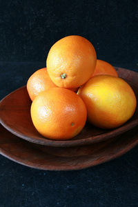 在一个木碗的橘子