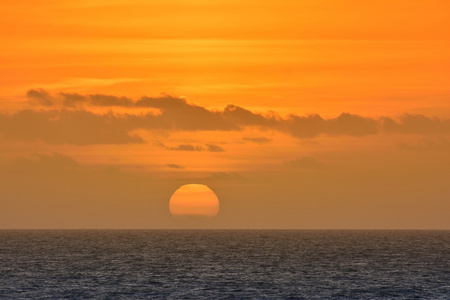 海上观风景橘黄色的夕阳