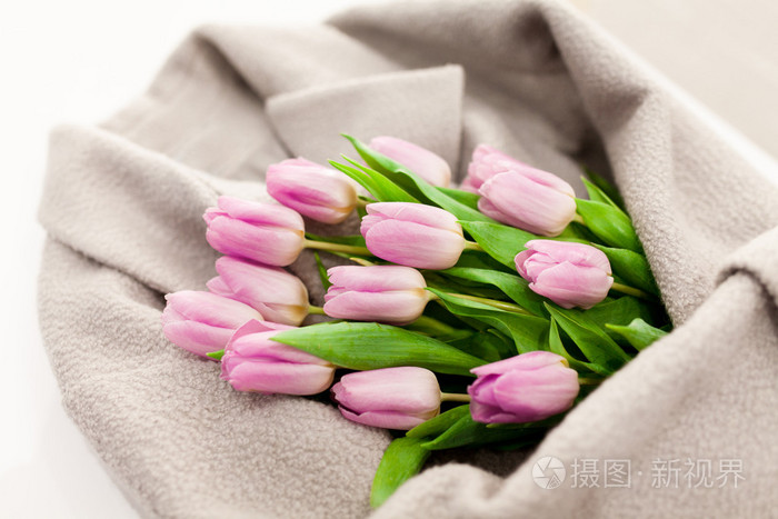 桌子上的粉色郁金香花束