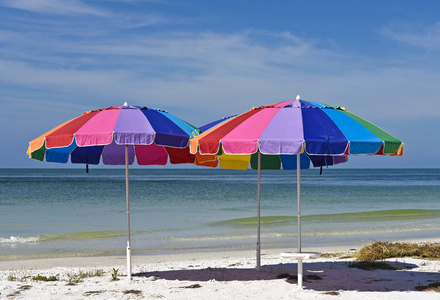 三个缤纷多彩的海滨遮阳伞