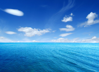 蓝色的大海和天空