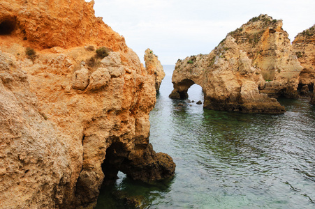 石拱门，洞穴，岩层在多纳全日空海滨 拉各斯，阿尔加维海岸，葡萄牙 在傍晚的光线