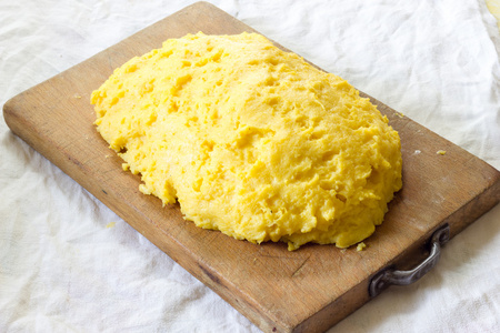 切菜板黄色玉米粥