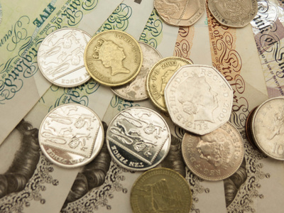 英国英镑英镑和硬币，上面有伊丽莎白二世女王的肖像