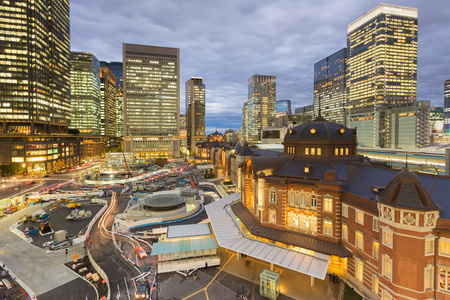 东京车站鸟瞰图与办公大楼背景