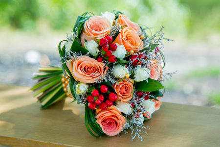橙色的秋季婚礼鲜花花束