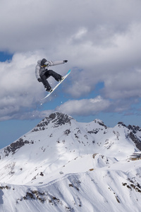 山上的飞行滑雪板。极限运动