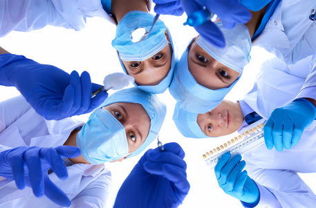 外科医生团队，身穿防护服 帽和面具的女人