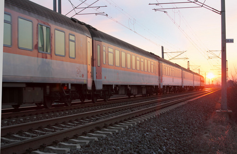 火车在日落时图片