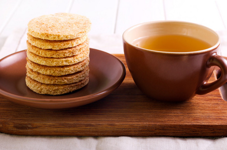 椰子饼干和杯茶