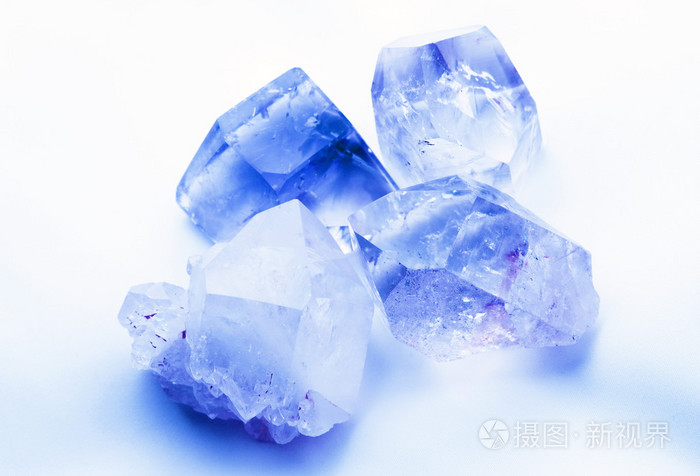 蓝宝石的蓝色冰石英晶体