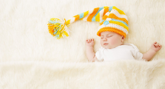 在帽子里，新生的孩子睡在坏，新出生的婴儿睡眠