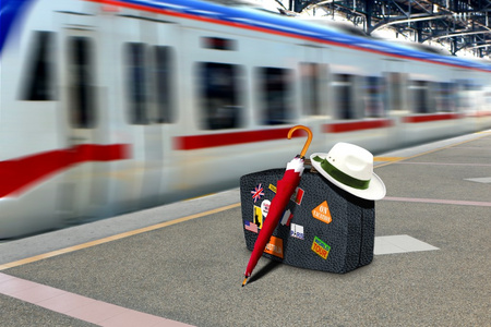 复古手提箱在火车车站月台