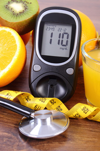 血糖仪 听诊器 水果 果汁和厘米 糖尿病生活方式和营养
