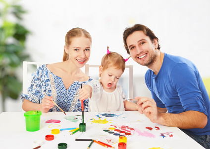 幸福的家庭 妈妈 爸爸和孩子女儿画涂料