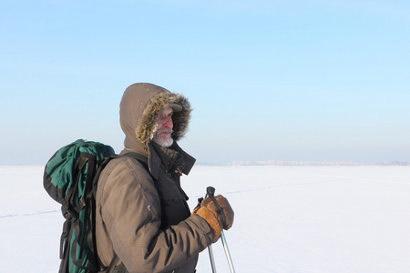 留着胡子，根滑雪杖的旅行者的肖像