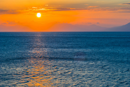 蓝色的大海，在夕阳的背景