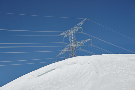 电源线。3 月的法国阿尔卑斯山