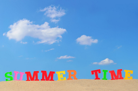 夏日时光字母在沙滩上