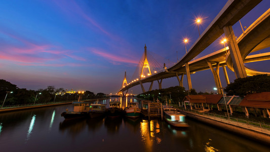 普密蓬桥在黎明时在曼谷
