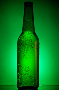 绿色瓶冰镇的啤酒