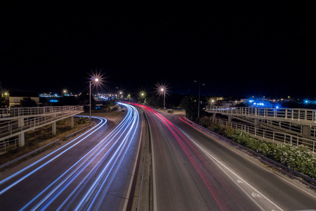 汽车条纹灯在夜间 Faro 机场城附近